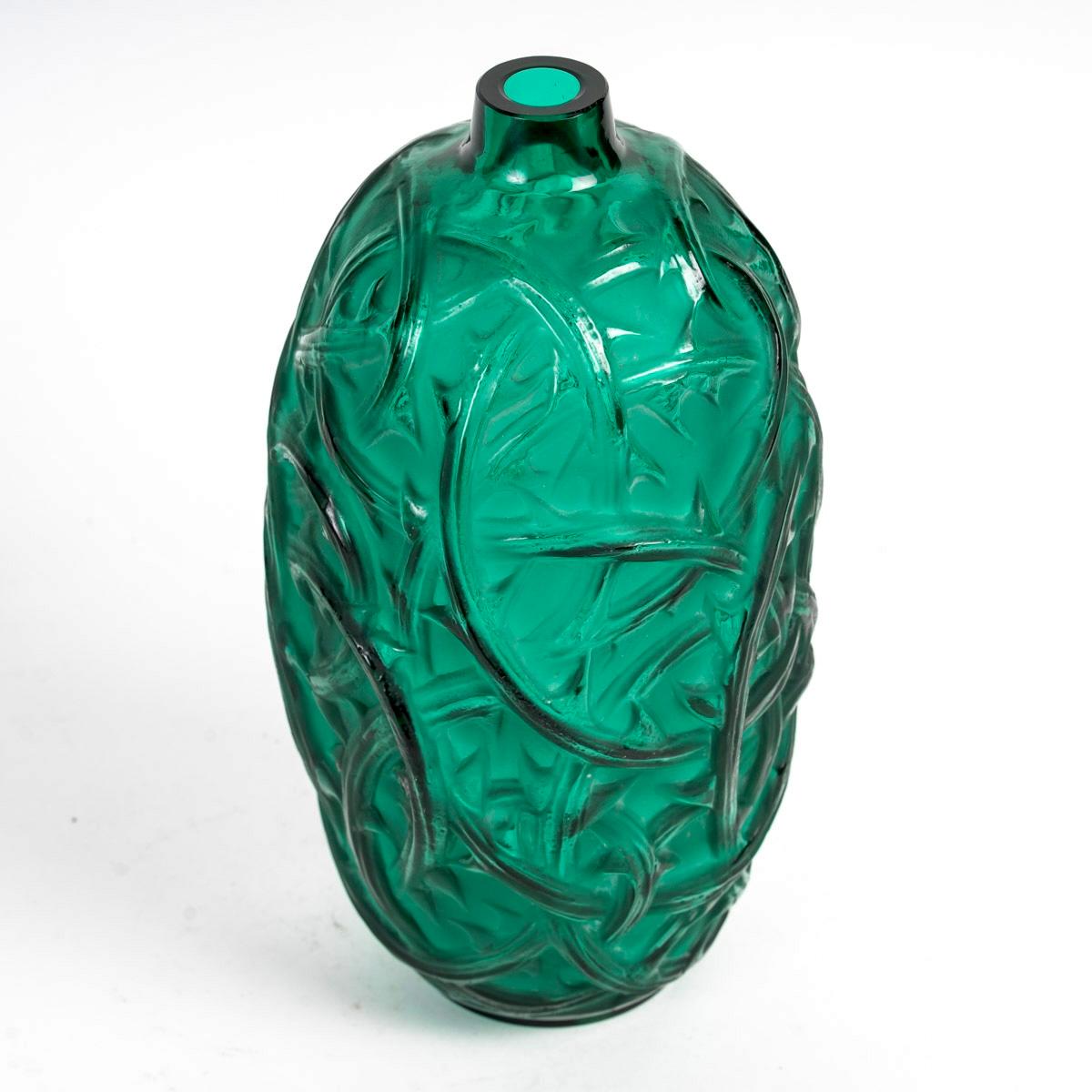 Vase “Ronces” made in emerald green glass by René Lalique in 1921.
Molded signature and engraved control signature. 

Perfect condition. Exceptional color.

height: 23.5 cm

Félix Marcilhac, René Lalique - Catalogue Raisonné de l'Œuvre de Verre, Les