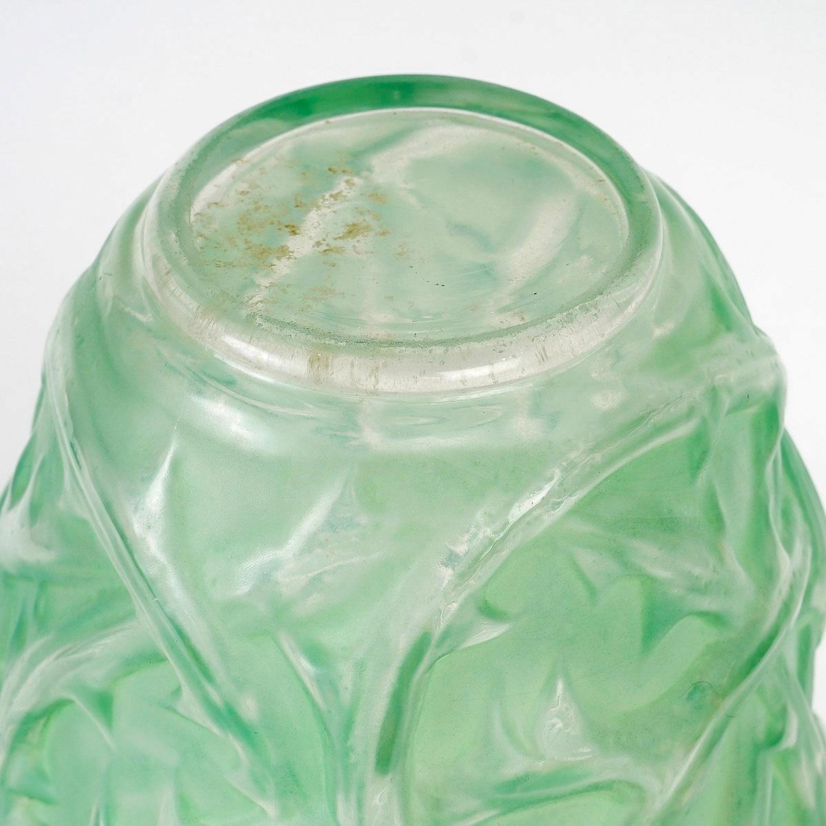 French 1921 René Lalique Vase Ronces Glass with Green Patina Brambles For Sale