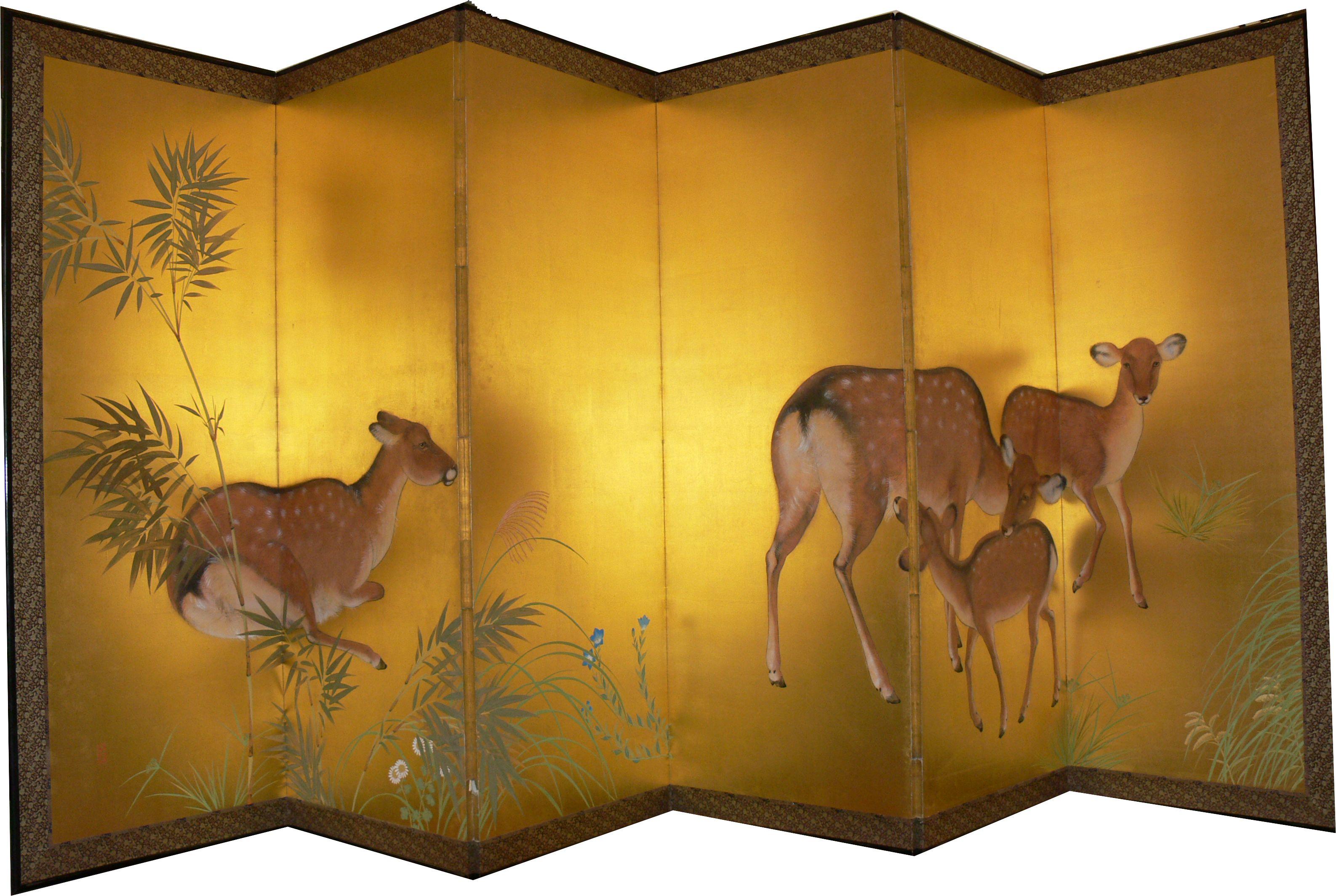 Hergestellt aus Holz, Seide und Papier, 1921. Sechspaneelige Windwand (Rokkyoku byobu) im Nihonga-Stil. Sie dienen unter anderem zur Abtrennung von Innenräumen und zur Abgrenzung von Privatbereichen. Signiert: 