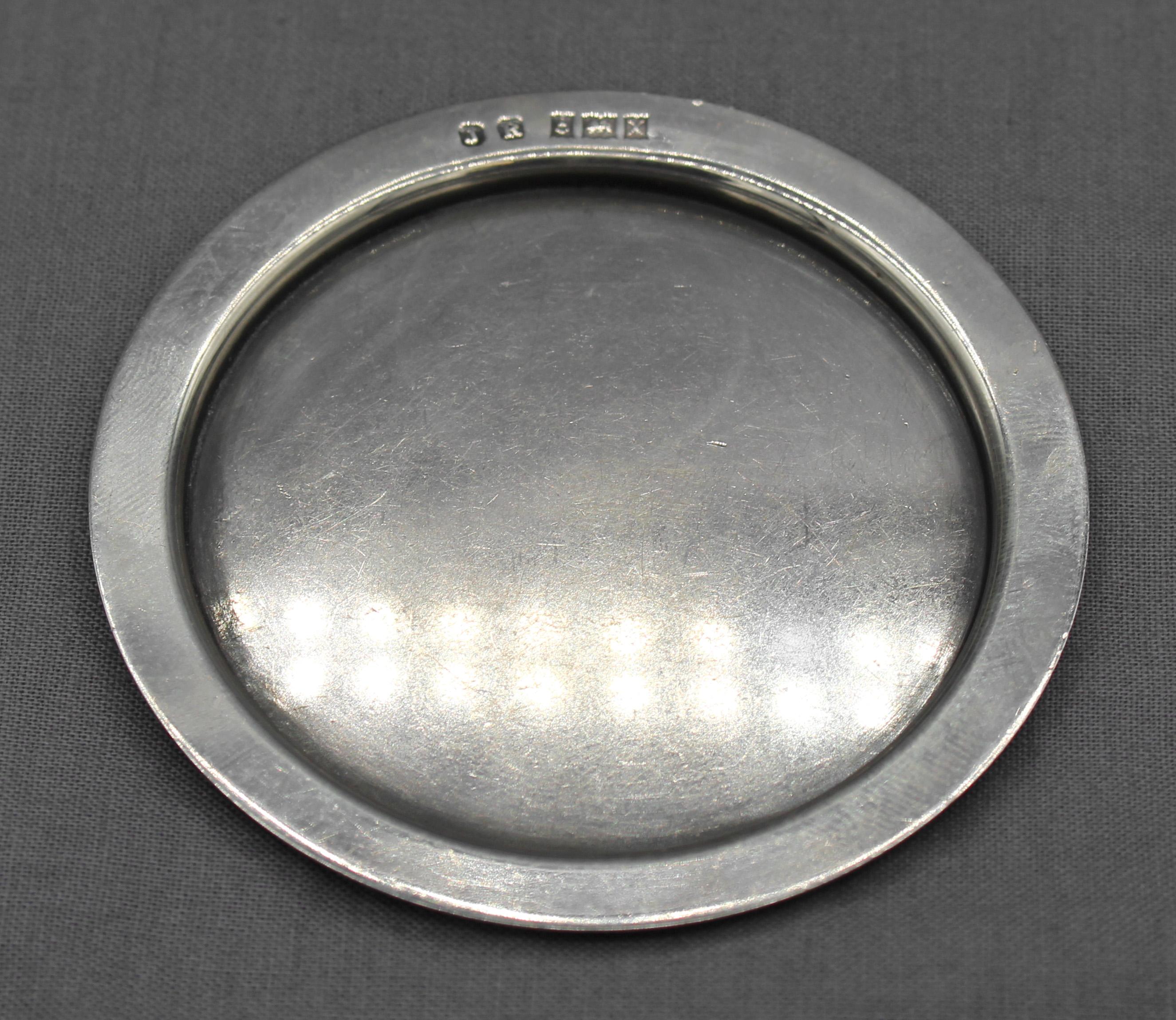 Servizio da tè in miniatura in argento sterling del 1922 su vassoio, Birmingham, Inghilterra. Stile georgiano. Marchio di J.R. per John Rose. Pentola coperta, panna e zucchero aperto. 1,75 once troy.
Vassoio con diametro di 2,7/8