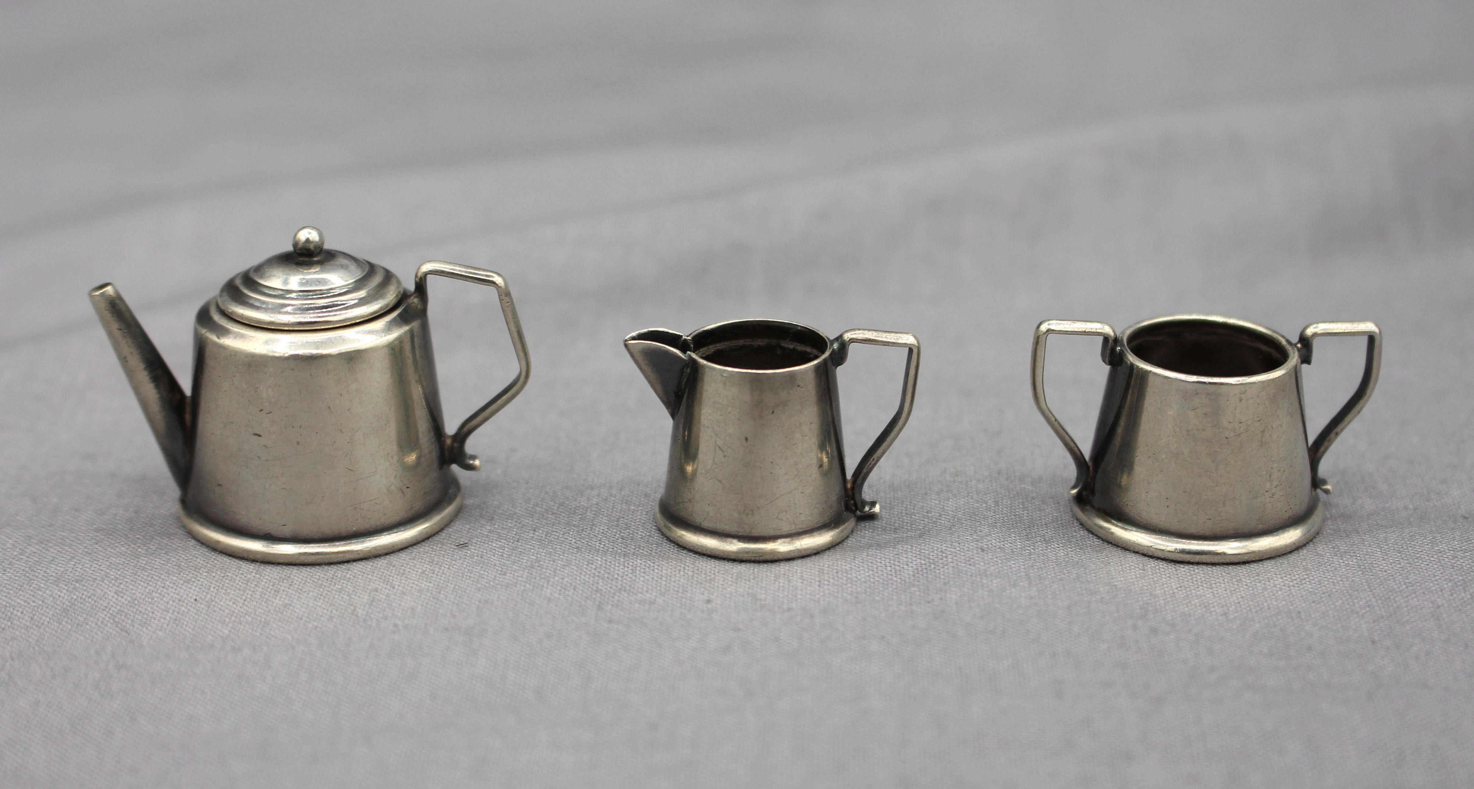 Inglese 1922 Set da tè in miniatura in argento su vassoio in vendita