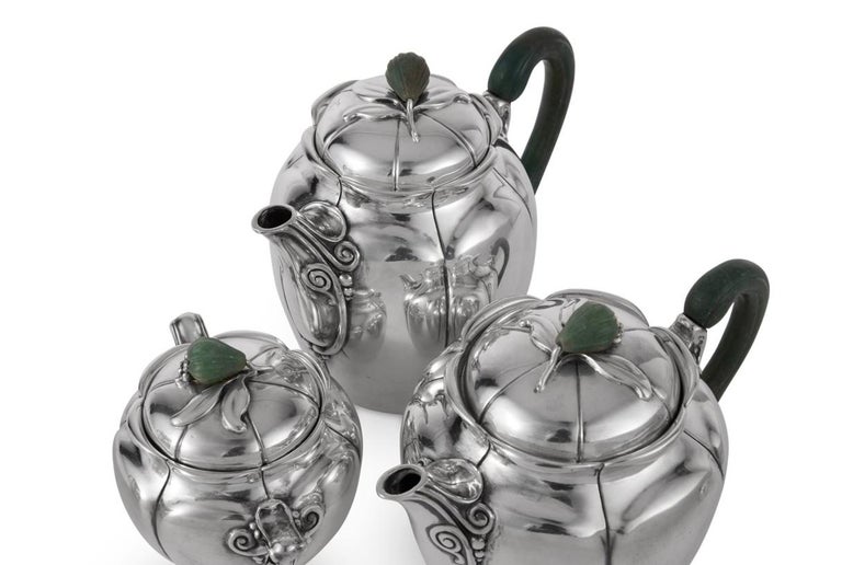 1922 Puiforcat Art Nouveau Tea and Coffee Service in Sterling Silver & Nephrite In Good Condition For Sale In Boulogne Billancourt, FR