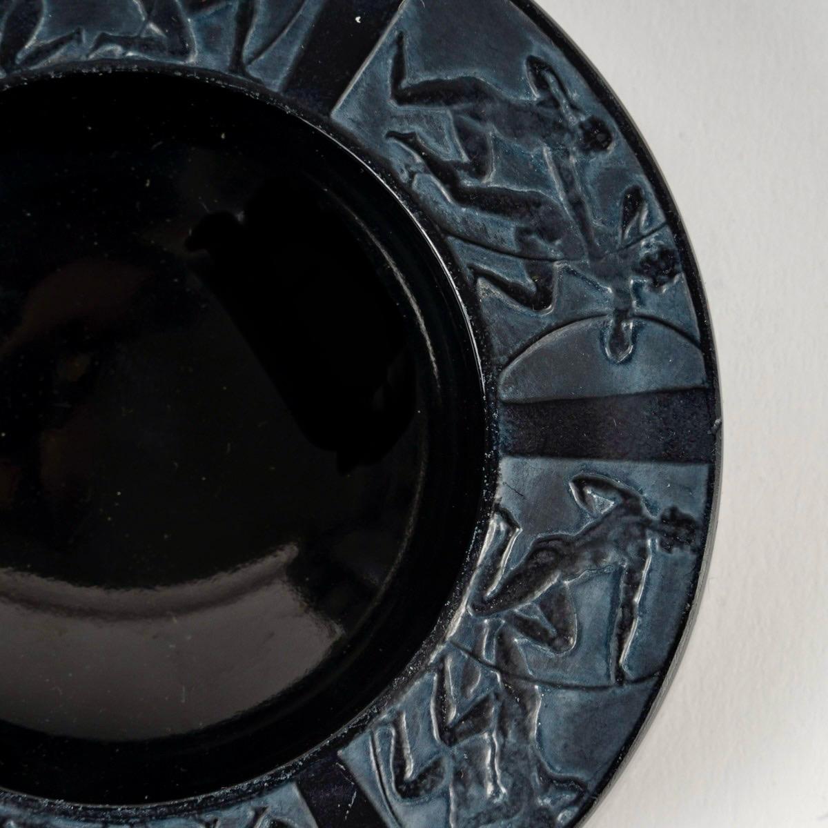 Stampato 1922 René Lalique - Posacenere Arcieri Vetro nero con patina bianca in vendita