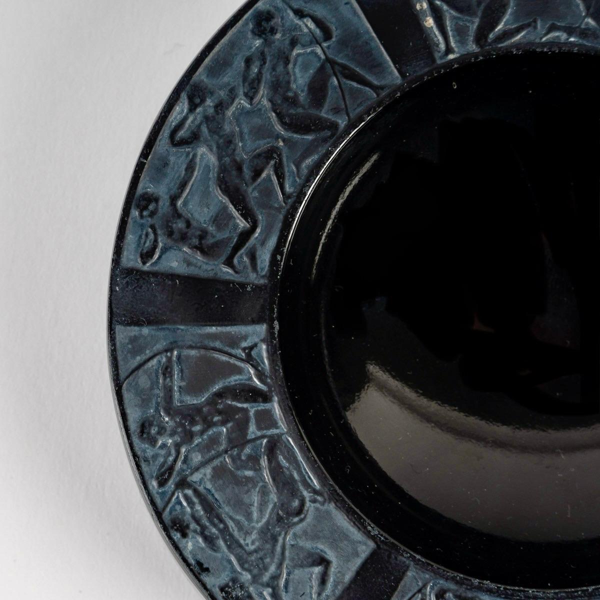 1922 René Lalique - Posacenere Arcieri Vetro nero con patina bianca In condizioni buone in vendita a Boulogne Billancourt, FR