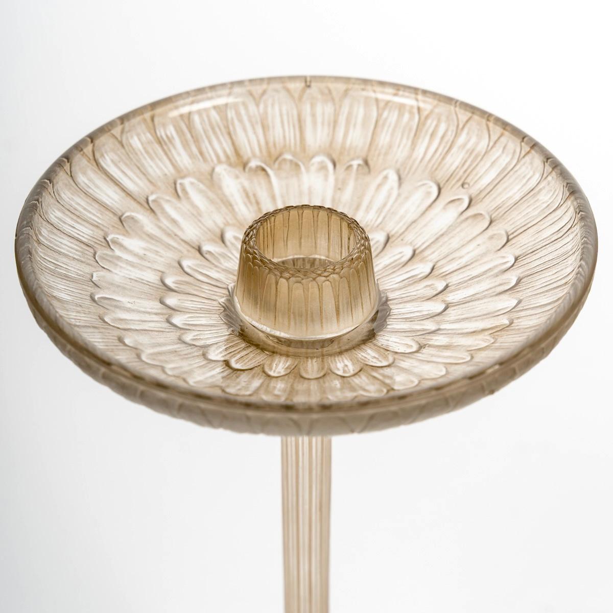 1922 René Lalique - Paar Kerzenleuchter Margeriten Glas mit Sepia Patina (Geformt) im Angebot