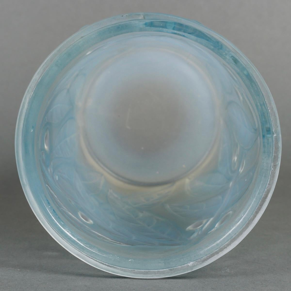 French 1922 René Lalique - Vase Laurier Opalescent Glass with Blue Patina For Sale