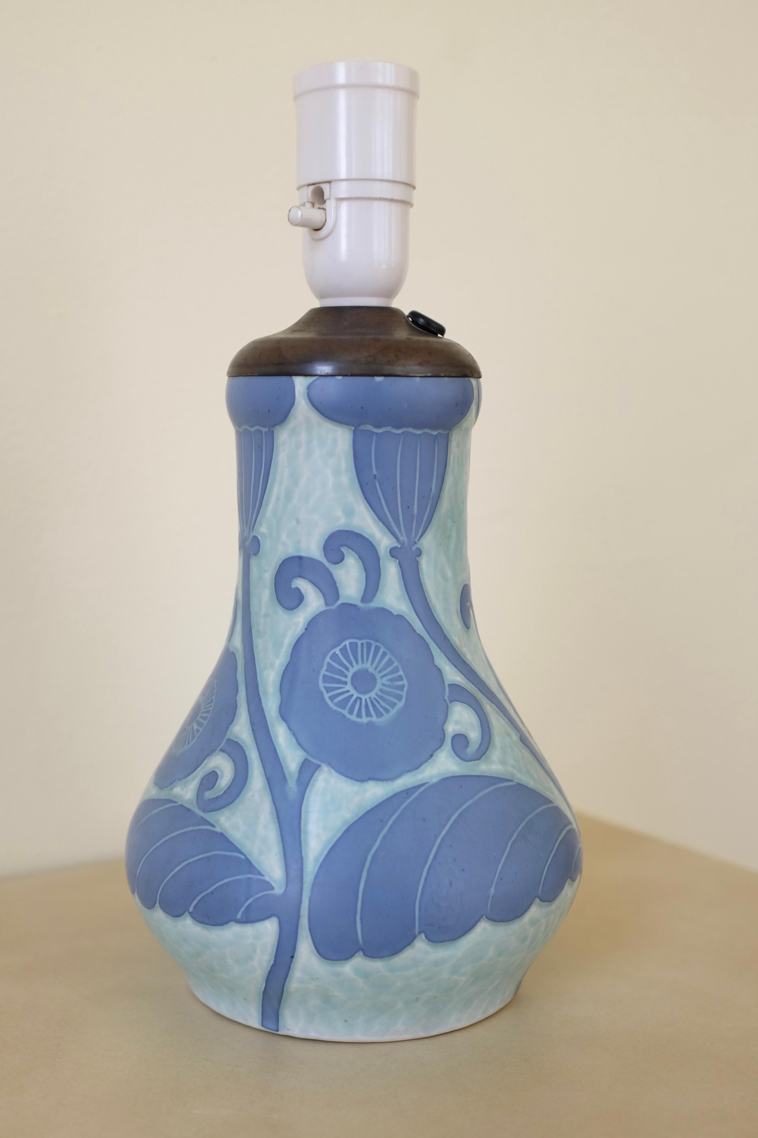 Lampe Sgraffito de 1922 par Josef Ekberg pour Gustavsberg, Suède. Un motif floral dans le style suédois Jugend (ou Art nouveau) décore le vase dans des tons bleus. Probablement à l'origine un vase qui a été transformé plus tard en lampe. Signature