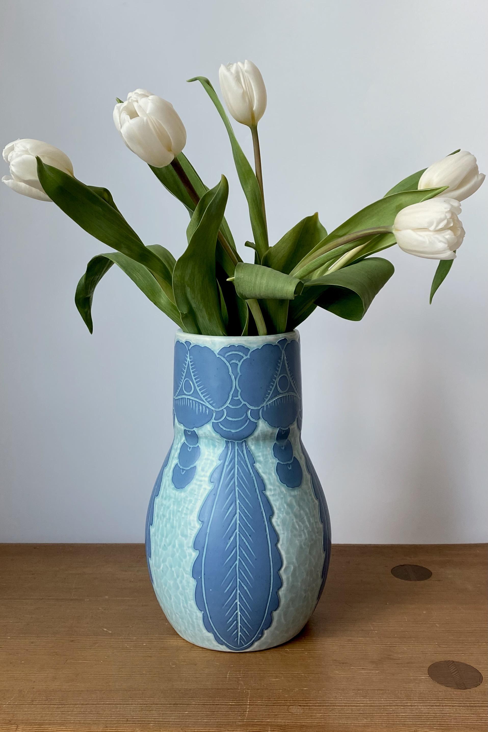Wunderschöne Sgraffito-Vase aus dem Jahr 1922 von Josef Ekberg für Gustavsberg, Schweden. Ein Blumenmotiv im Stil der schwedischen Jugend schmückt die Vase in blauen Farbtönen. Josef Ekberg war ein schwedischer Keramikkünstler, der zwischen 1889 und