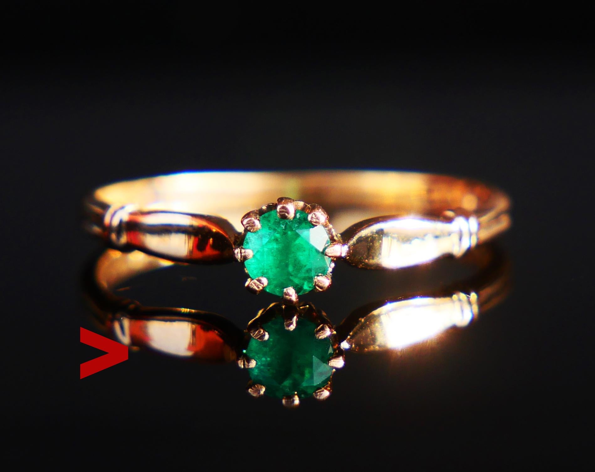 Art - Deco period Gold and Emerald Ring.

Band in solid 18ct Orange Gold + claw set natural diamond cut Emerald stone of deep/strong Green color Ø 4 mm / ca. 0.25 ct

Swedish ring. Marked 18K. Maker : GD&Co ,city of Malmo .

Marks of the year: V7 /