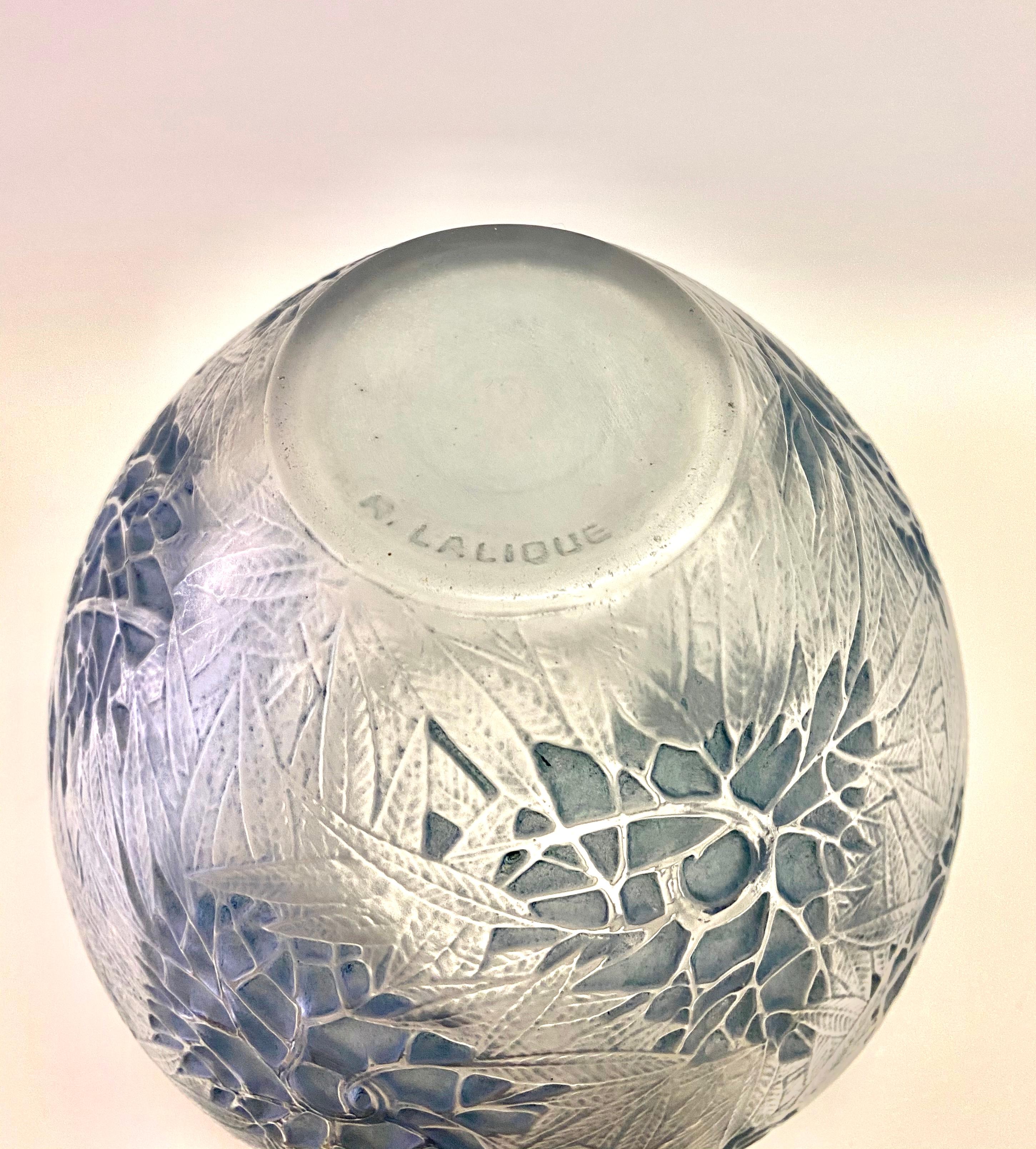 1923 René Lalique Esterel Vase in Frosted Glass with Blue-Grey Patina In Good Condition In Boulogne Billancourt, FR