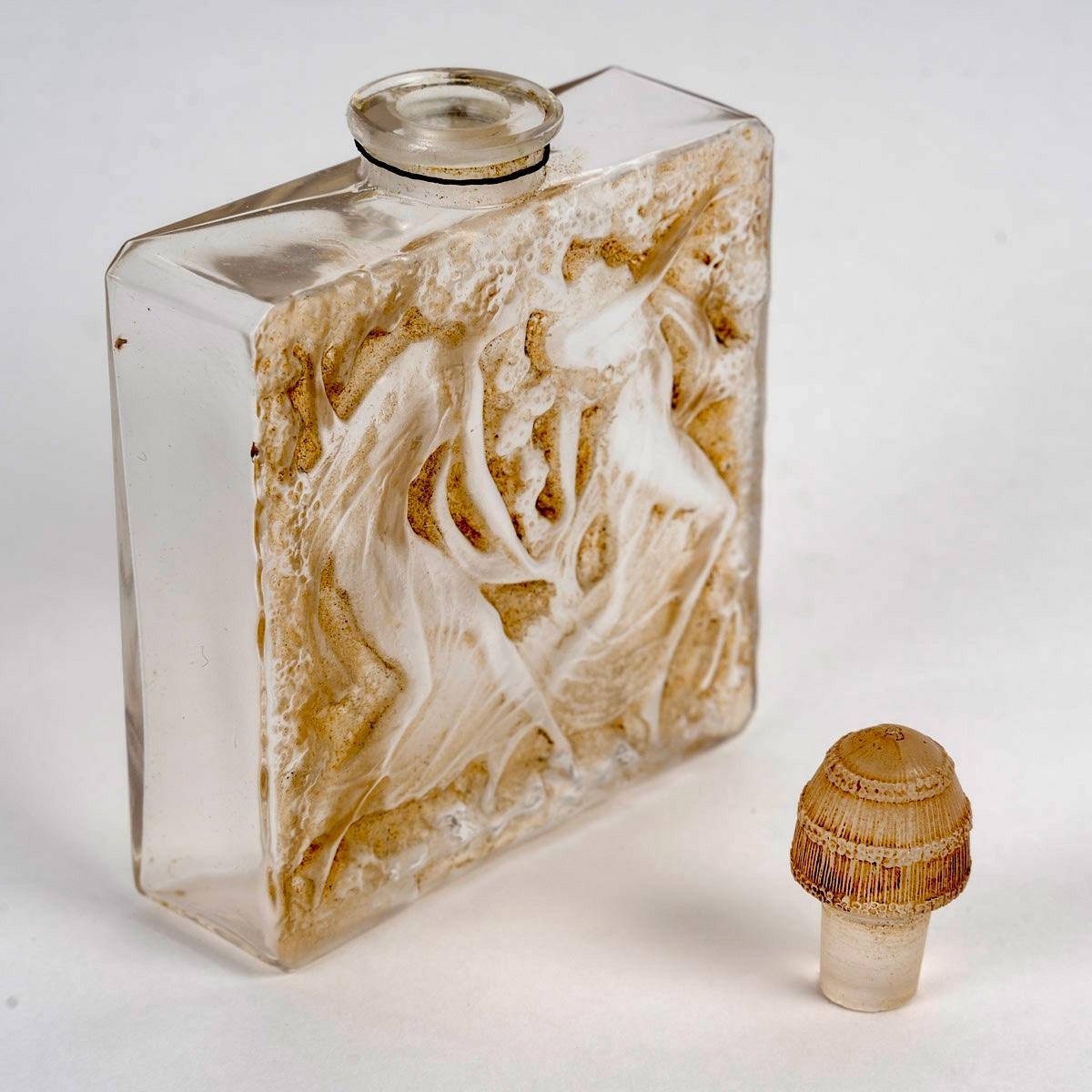 Art Déco 1923 Rene Lalique - Bottiglia di profumo Elegance D'Orsay in vetro Patina seppia in vendita
