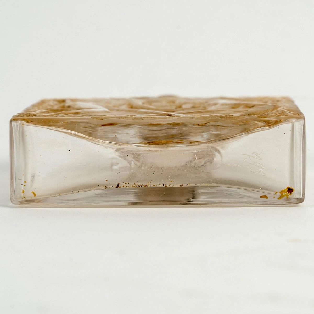 Stampato 1923 Rene Lalique - Bottiglia di profumo Elegance D'Orsay in vetro Patina seppia in vendita