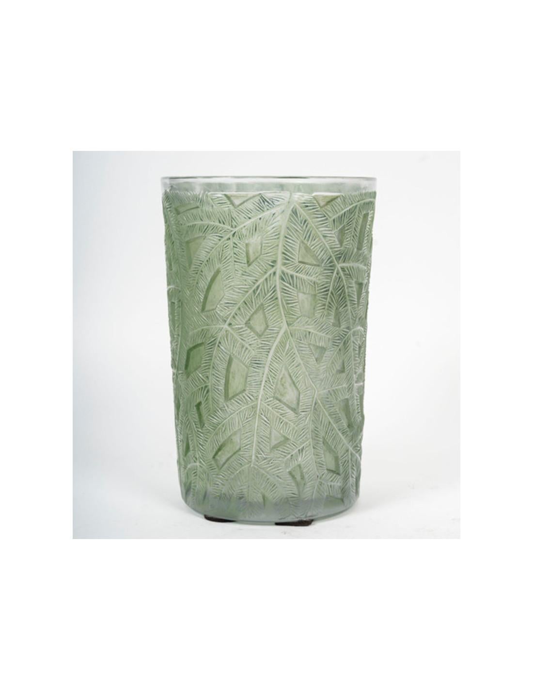Moulé 1923 René Lalique - Vase 'Spruce' (épicéa) en vente