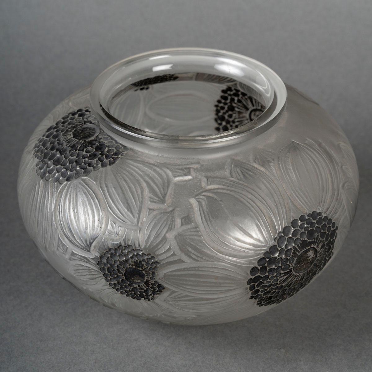 20th Century 1923  René Lalique - Vase Dahlias For Sale