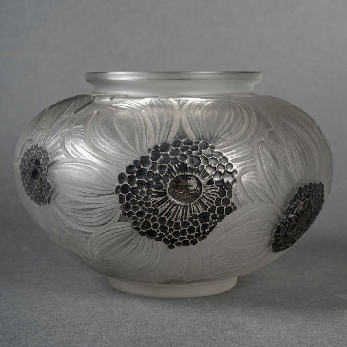 Glass 1923  René Lalique - Vase Dahlias For Sale