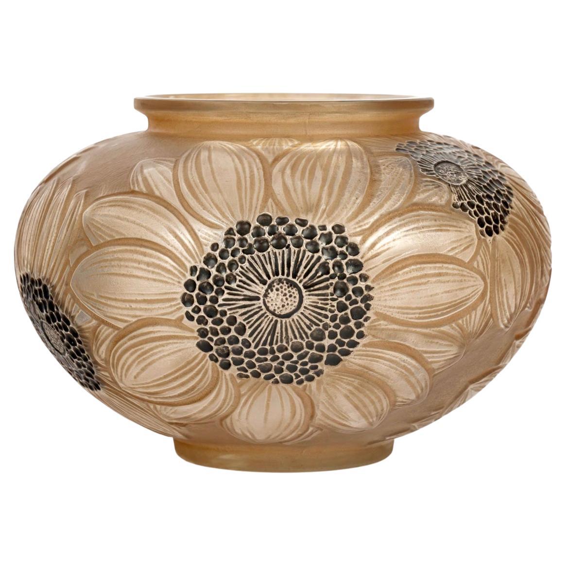 1923 René Lalique Vaso di Dahlias in vetro con patina seppia e smalto nero