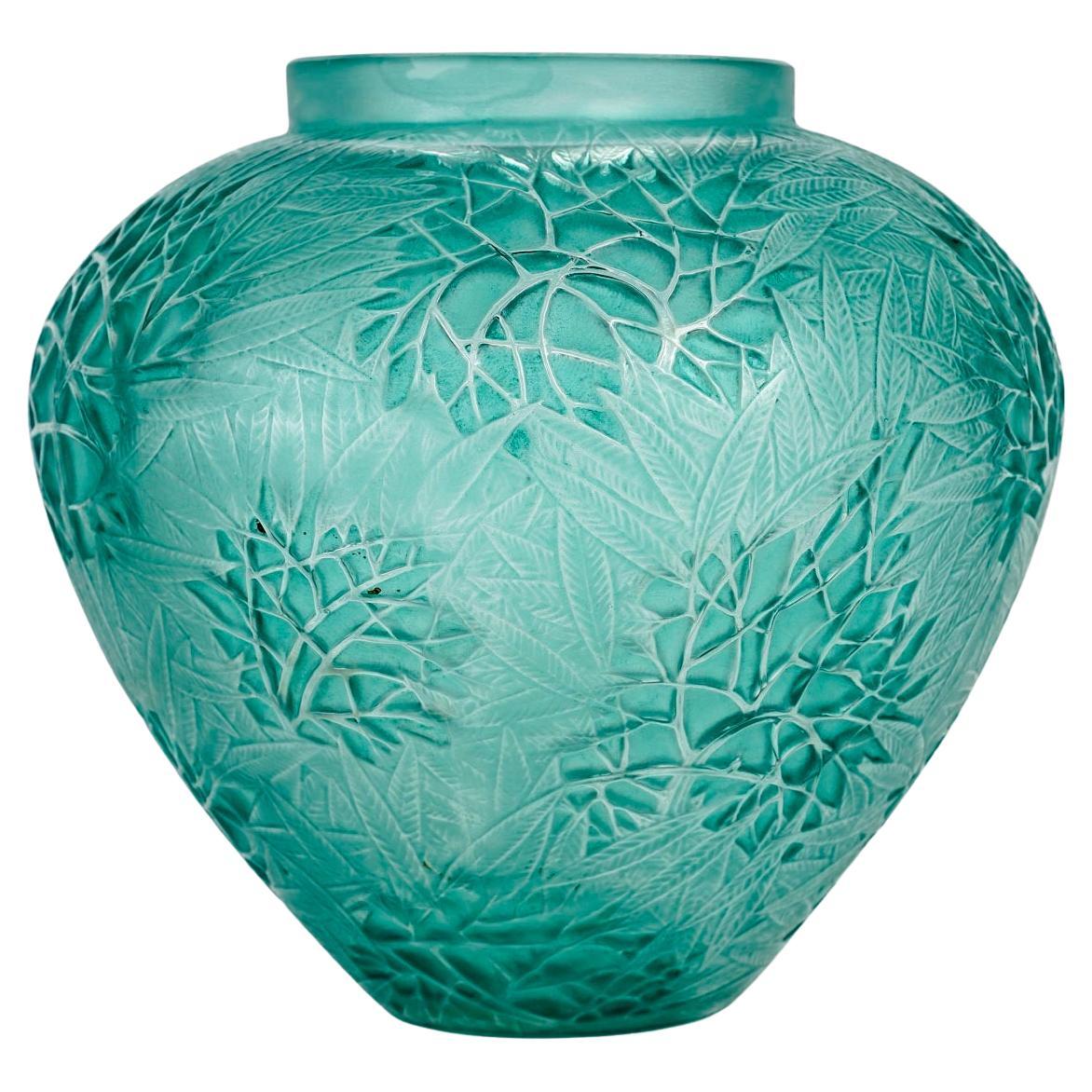 1923 René Lalique Vase Esterel Milchglas mit türkisfarbener Patina