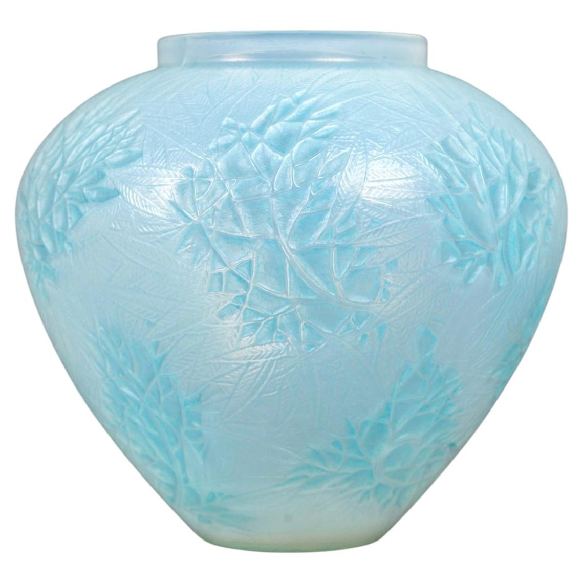 1923 René Lalique - Vase Esterel Verre opalescent à patine bleue en vente