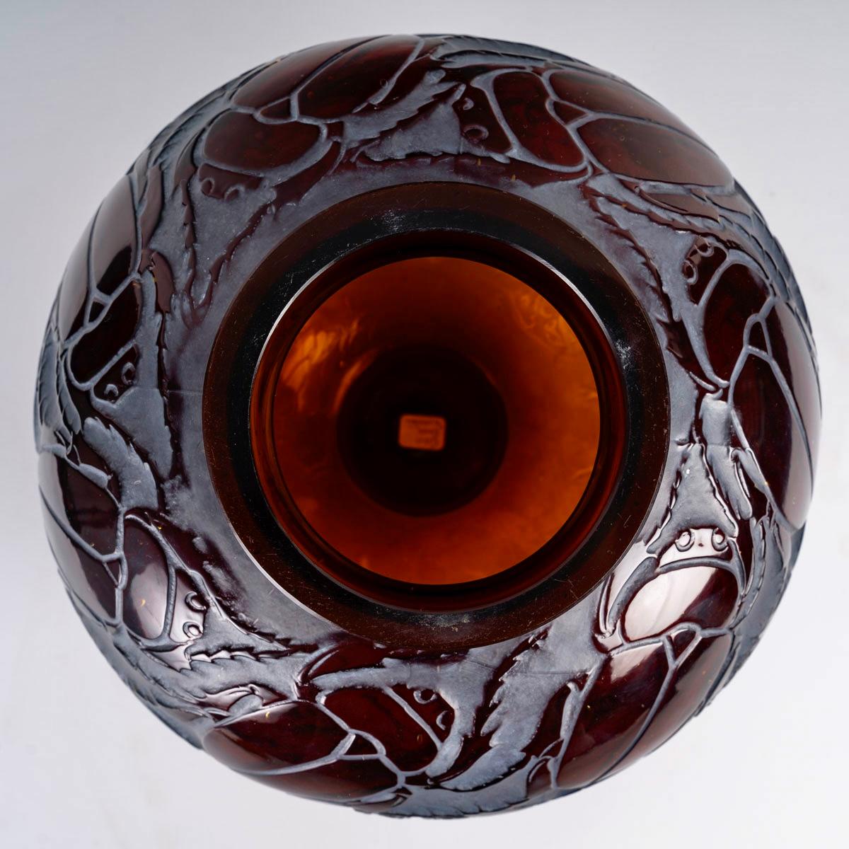 Art Deco 1923 Rene Lalique - Vase Gros Scarabees Bettles Red Amber Glass White Patina For Sale