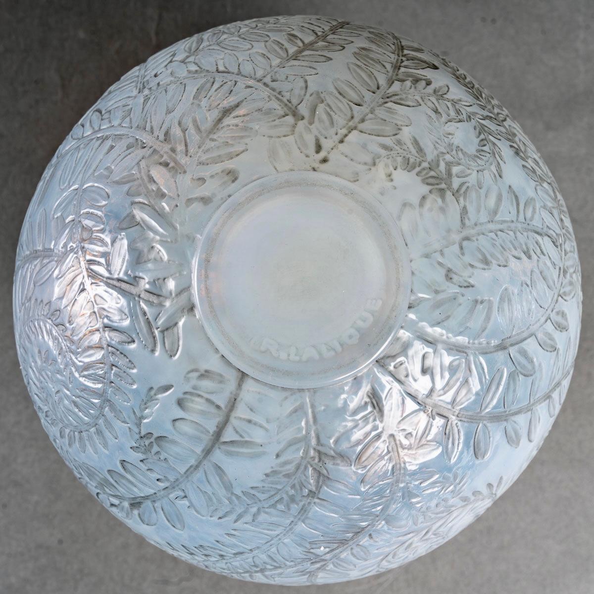 1923 René Lalique Vase Lievres Cased Opalescent Glass with Grey Patina Rabbits In Good Condition In Boulogne Billancourt, FR