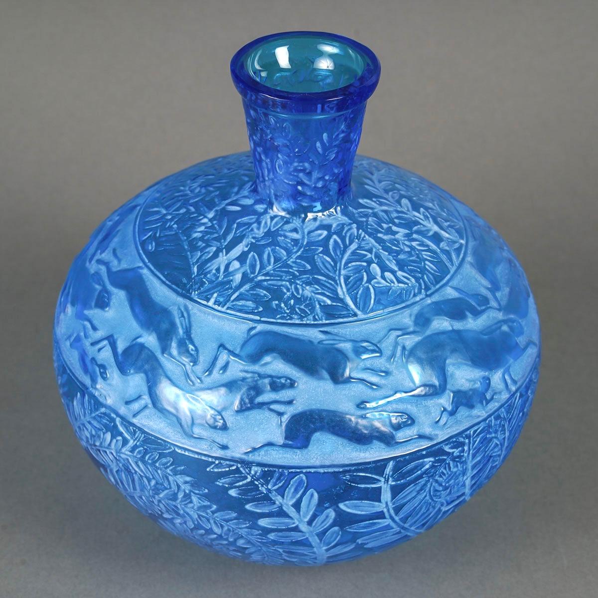 Art Deco 1923 René Lalique Vase Lievres Electric Blue Glass White Patina Hares Rabbit For Sale