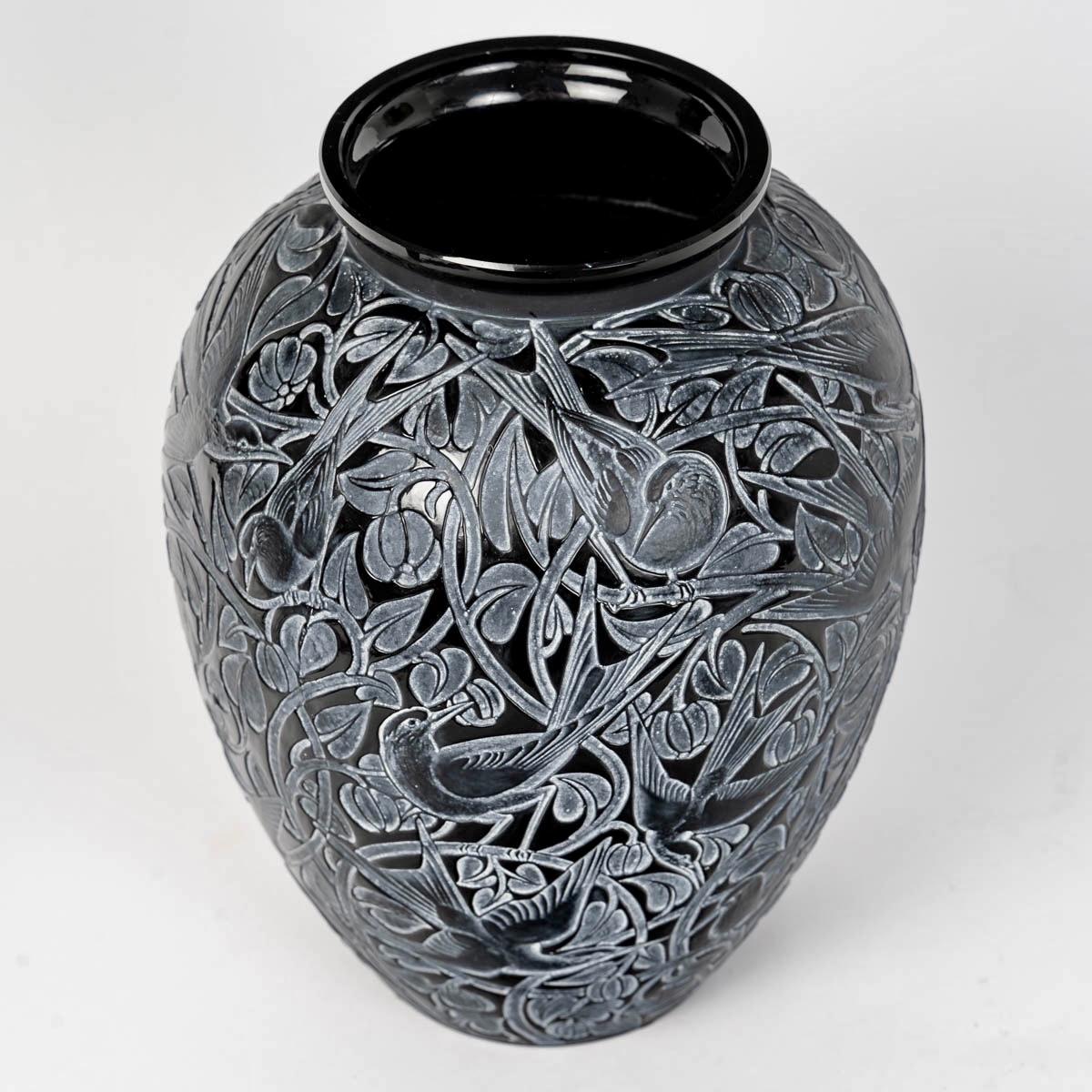 Art Deco 1923 Rene Lalique - Vase Martin Pecheurs Black Glass with White Patina For Sale