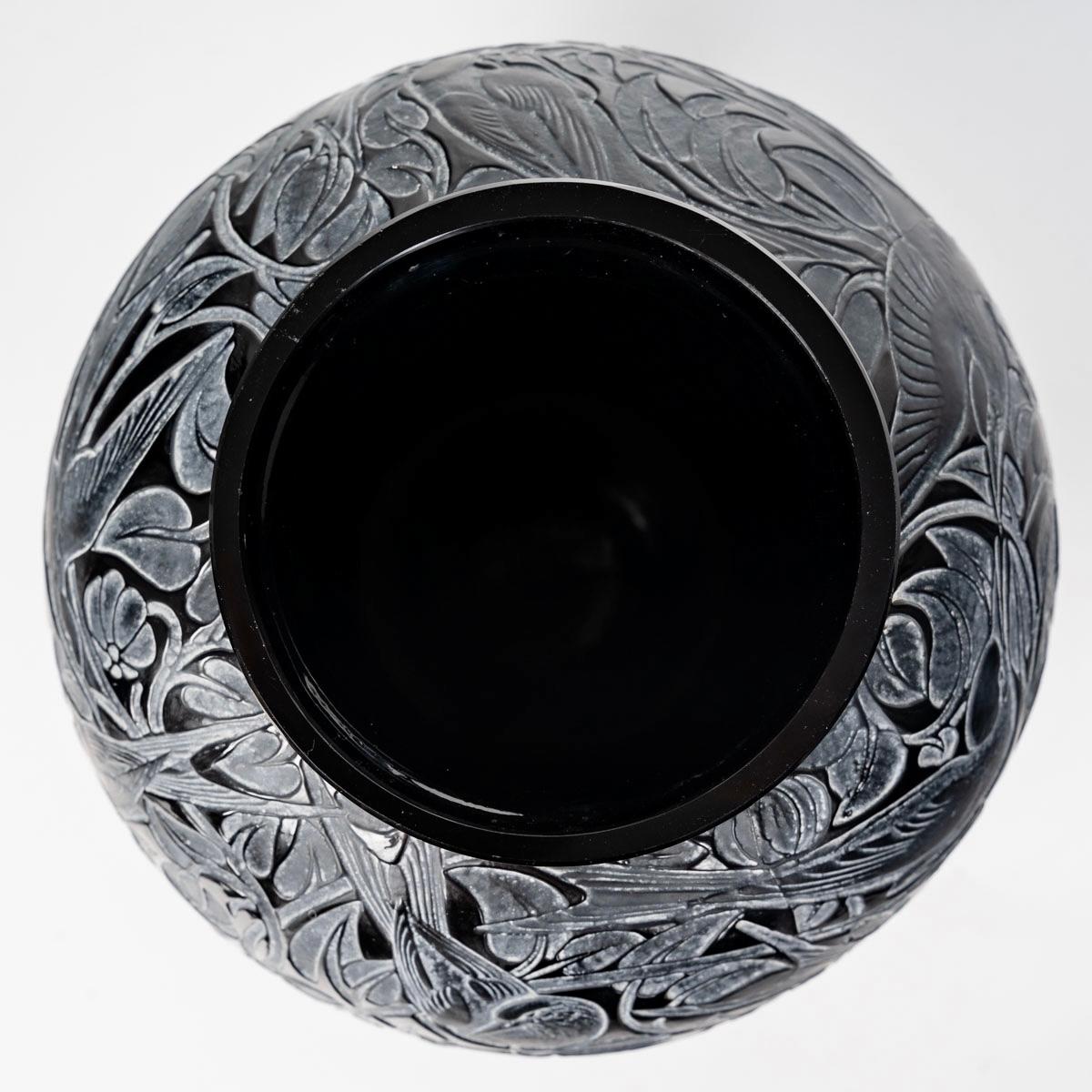 Molded 1923 Rene Lalique - Vase Martin Pecheurs Black Glass with White Patina For Sale