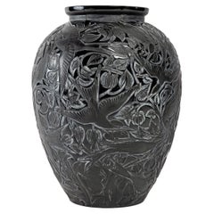 1923 Rene Lalique, Vase Martin Pecheurs Black Glass with White Patina