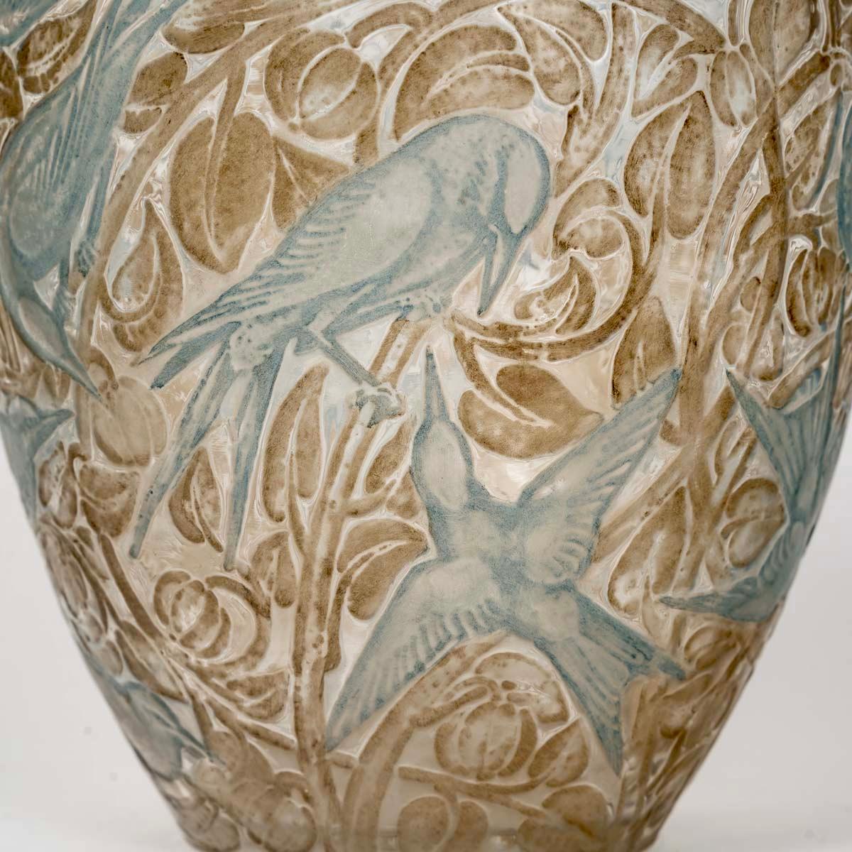 Art Deco 1923 Rene Lalique - Vase Martin Pecheurs Frosted Glass with Green & Sepia Patina For Sale