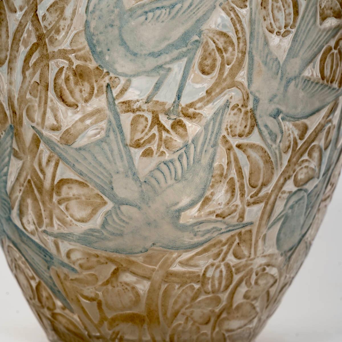 French 1923 Rene Lalique - Vase Martin Pecheurs Frosted Glass with Green & Sepia Patina For Sale