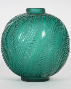 1923 - Vase 'Palmes' de René Lalique teinté en vert .