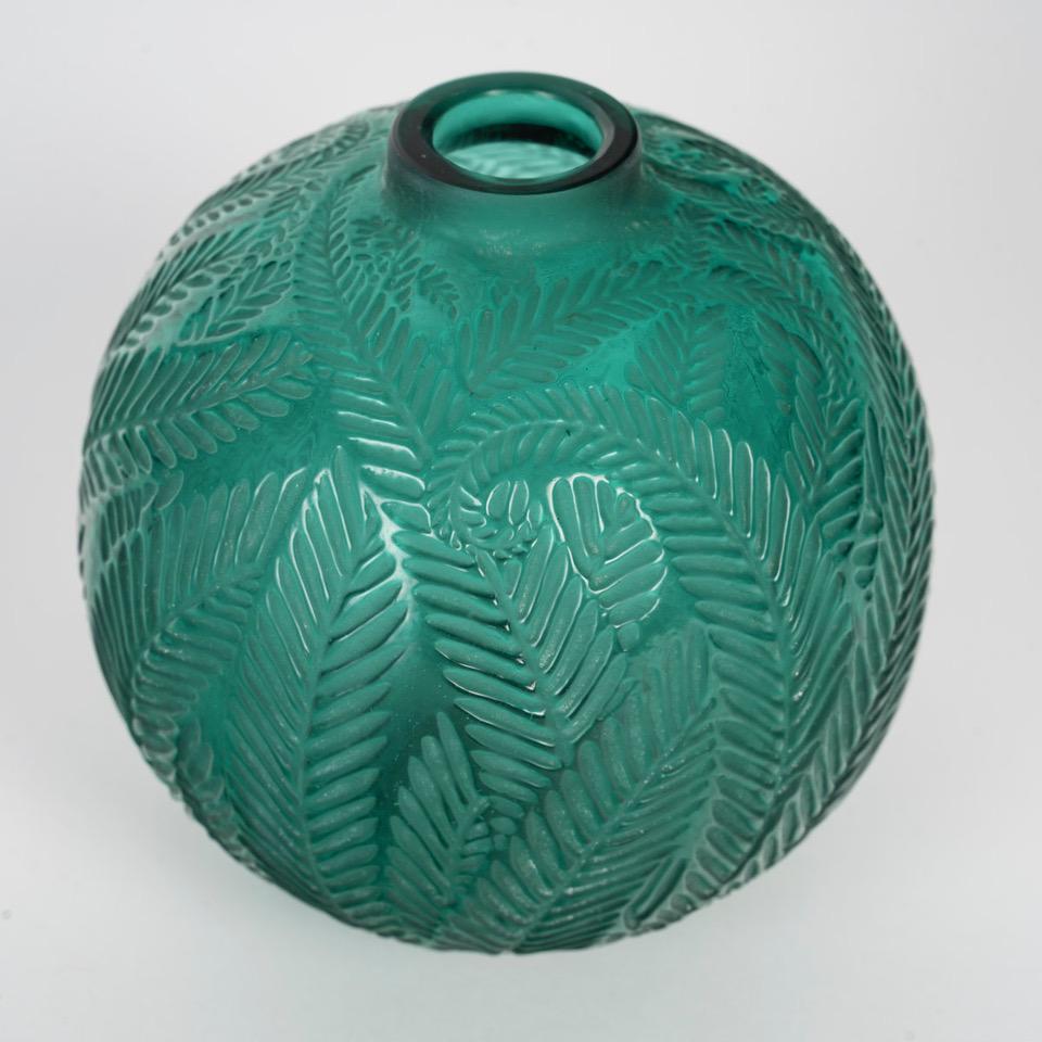 Francese 1923 - Vaso di René Lalique 'Palmes' colorato di verde . in vendita