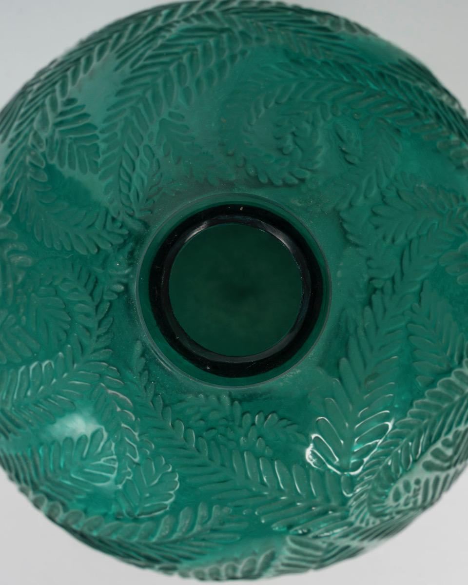 1923 - Vaso di René Lalique 'Palmes' colorato di verde . In condizioni ottime in vendita a SAINT-OUEN-SUR-SEINE, FR