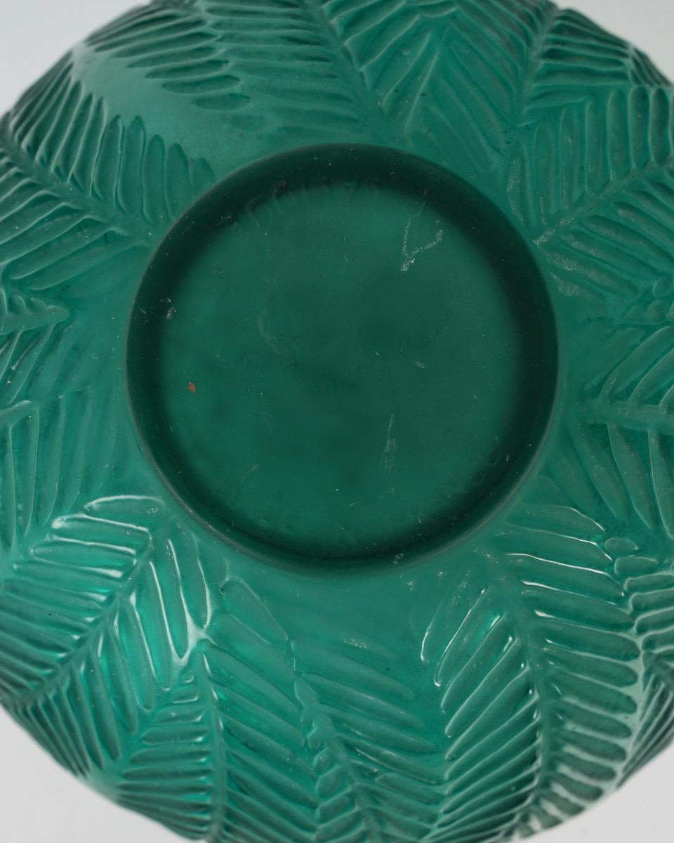 XX secolo 1923 - Vaso di René Lalique 'Palmes' colorato di verde . in vendita