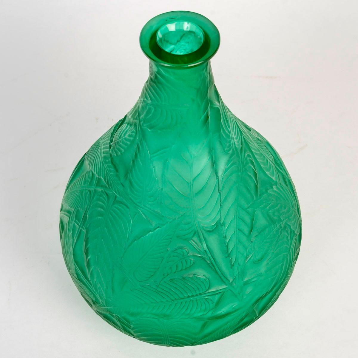 Art déco 1923 René Lalique Vase Sauge Verre Vert Emeraude Feuilles de Sage en vente