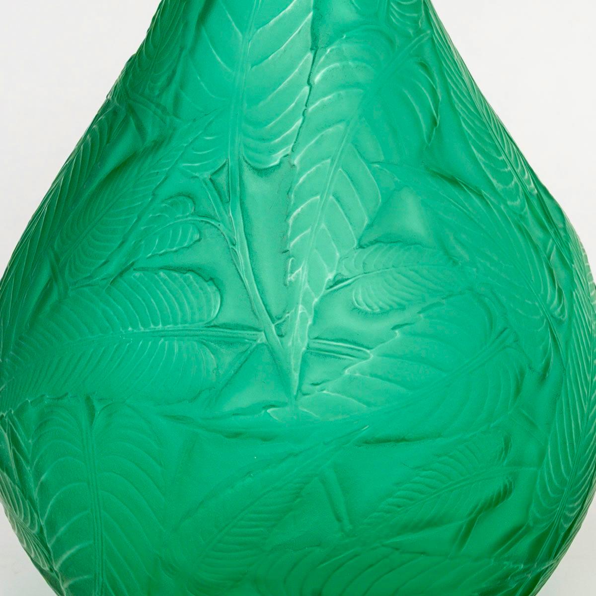 Français 1923 René Lalique Vase Sauge Verre Vert Emeraude Feuilles de Sage en vente