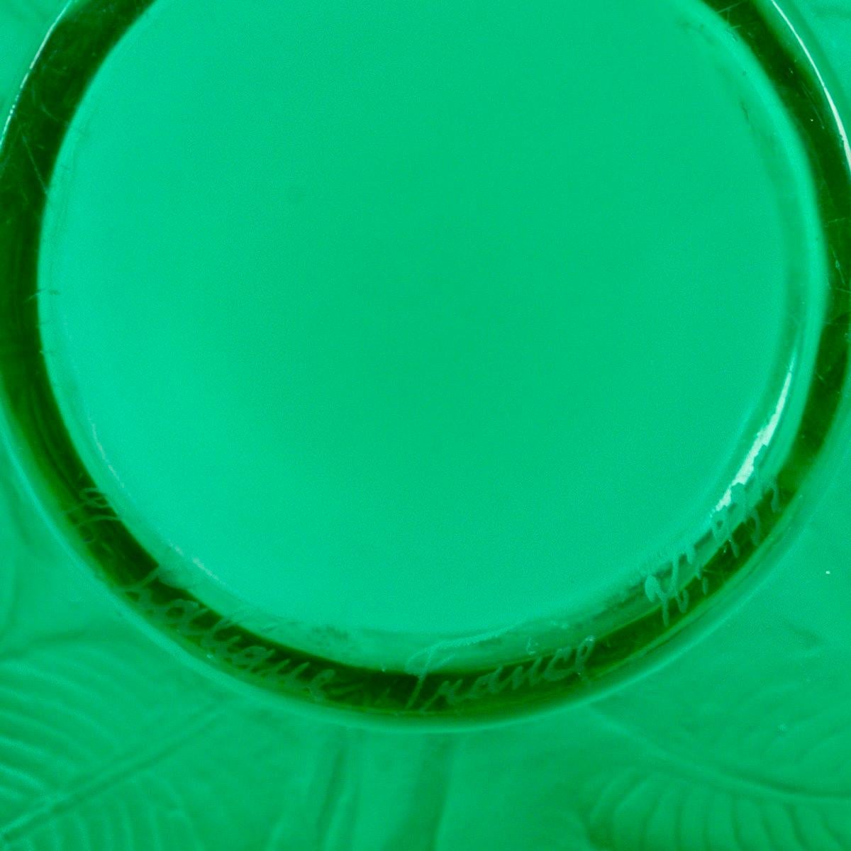 Moulé 1923 René Lalique Vase Sauge Verre Vert Emeraude Feuilles de Sage en vente