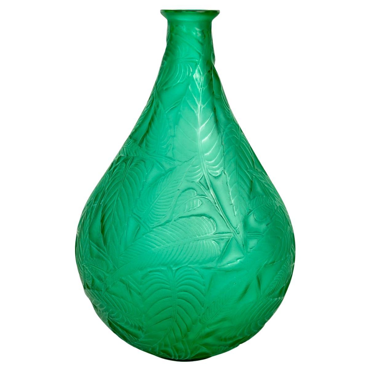 1923 René Lalique Vase Sauge Verre Vert Emeraude Feuilles de Sage
