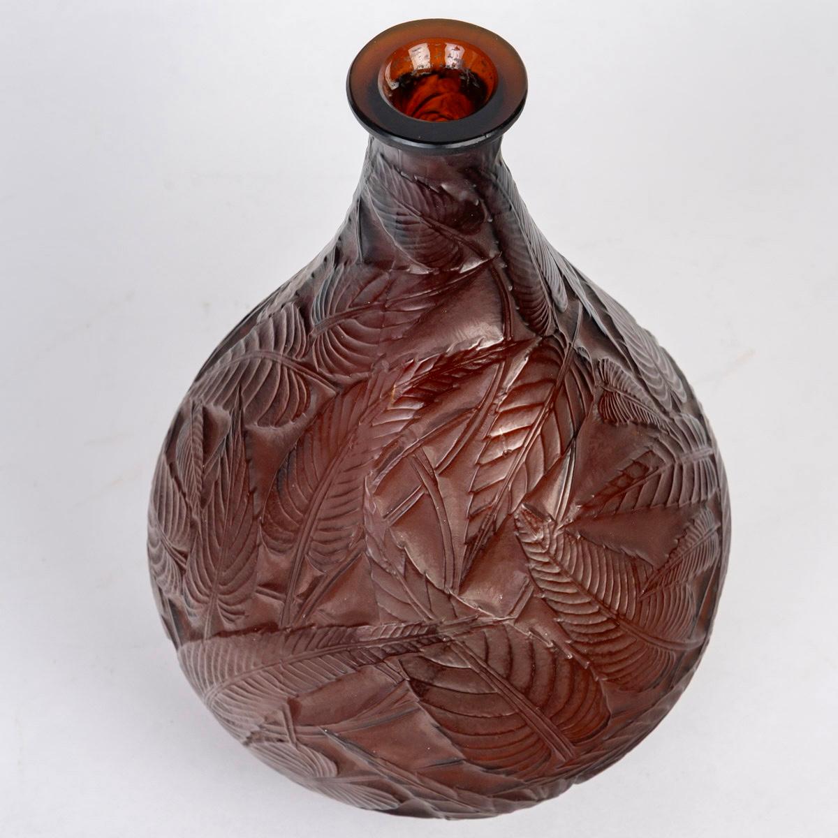 Art Déco 1923 René Lalique Vaso in vetro rosso ambrato Sage Leaves in vendita