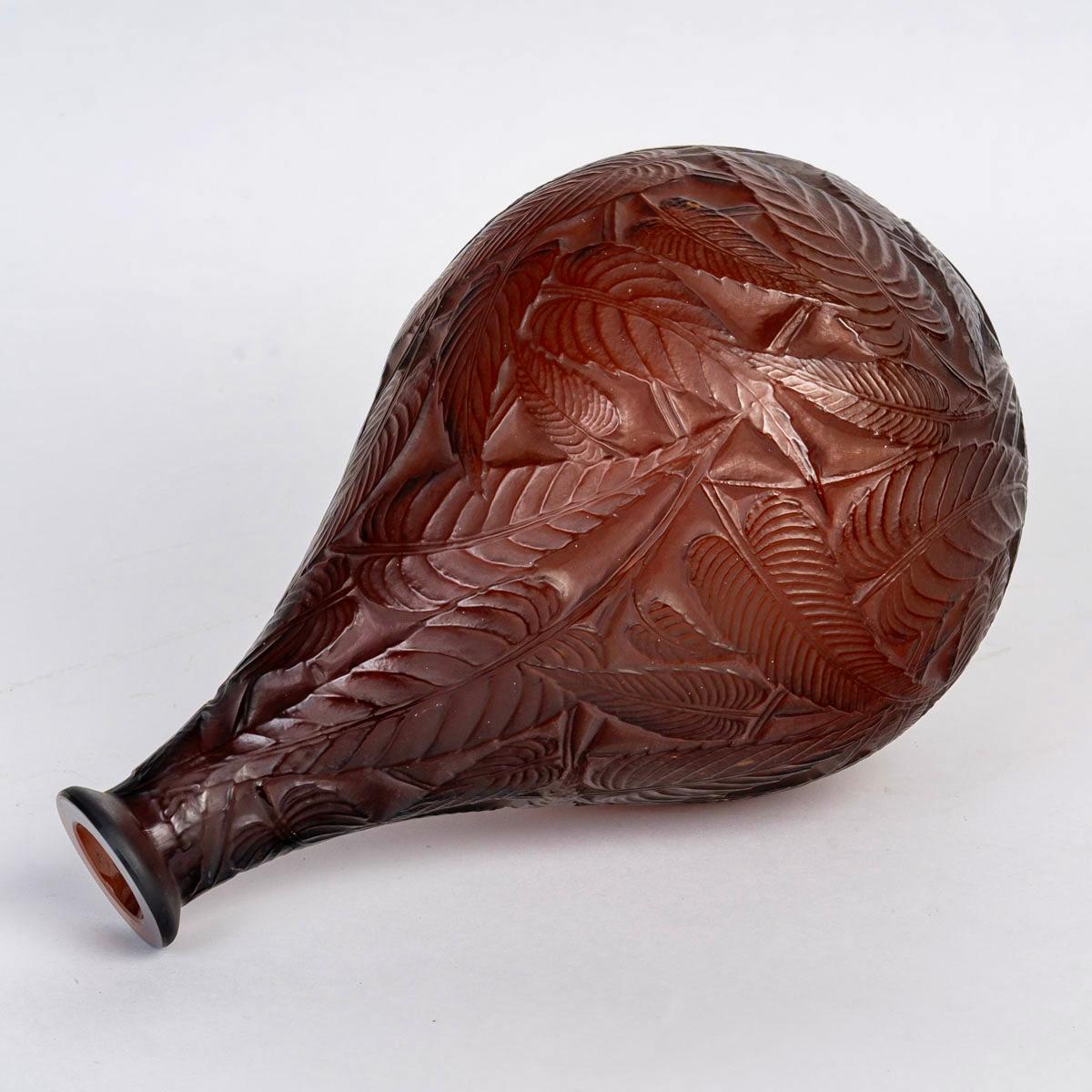 Francese 1923 René Lalique Vaso in vetro rosso ambrato Sage Leaves in vendita