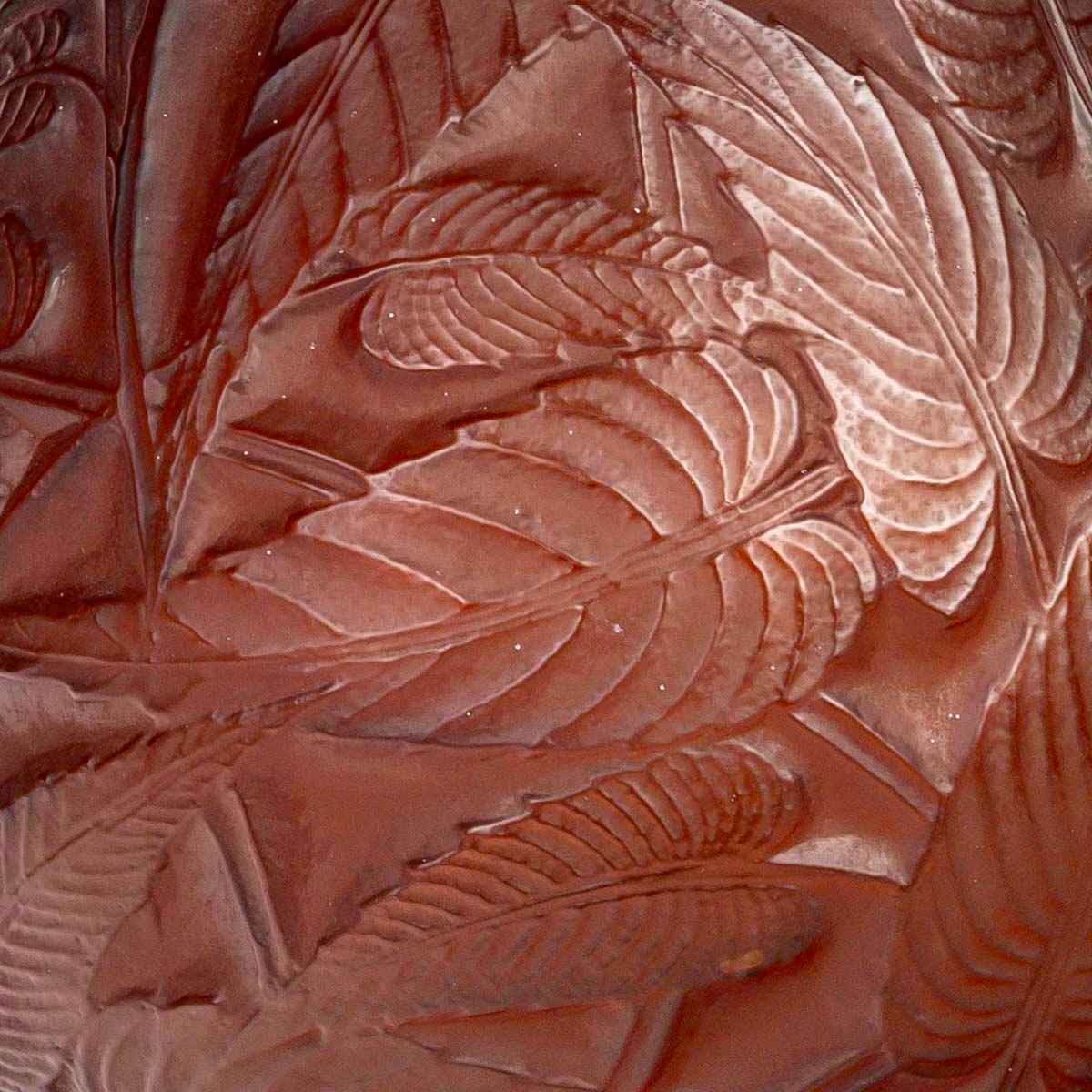 Stampato 1923 René Lalique Vaso in vetro rosso ambrato Sage Leaves in vendita