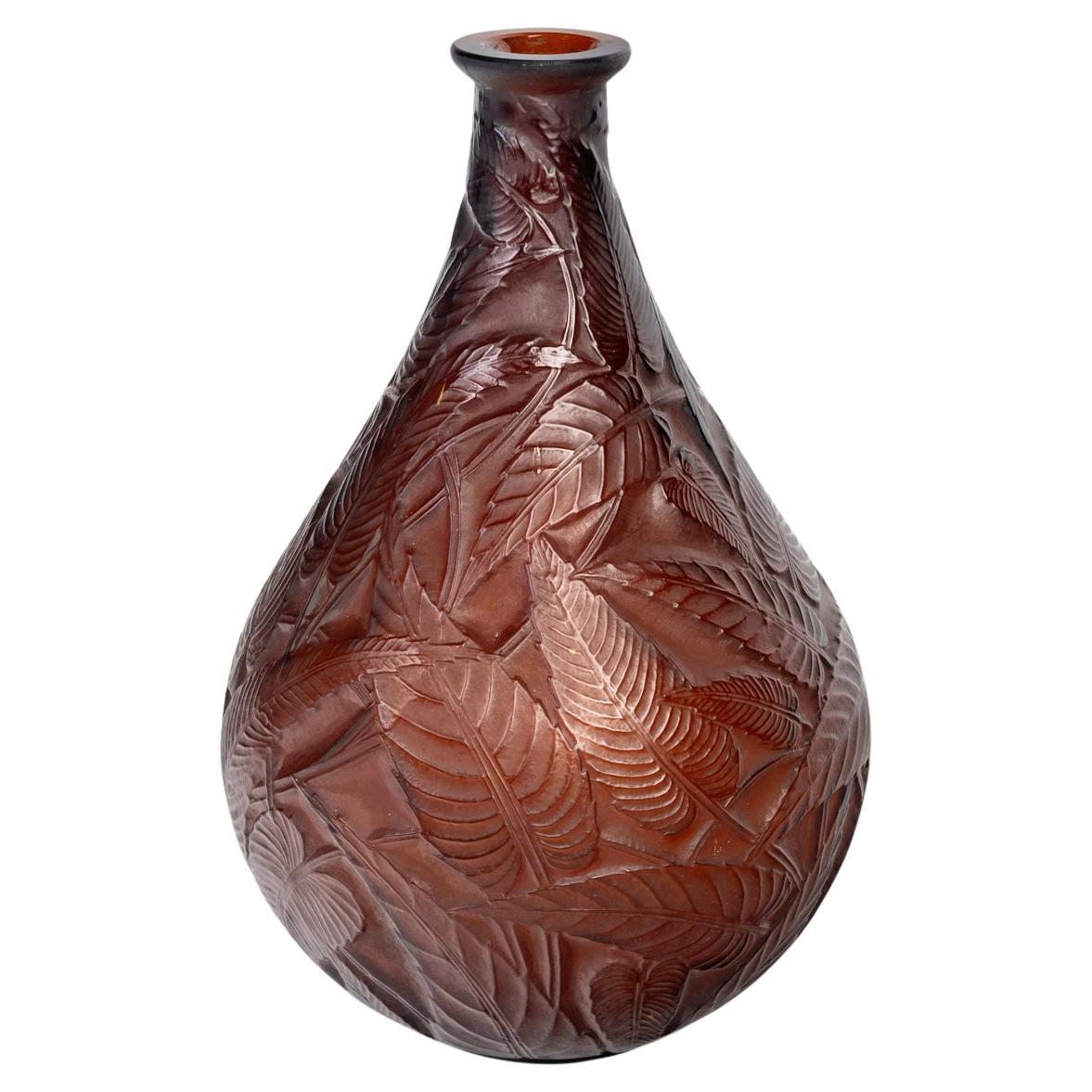 1923 René Lalique Vaso in vetro rosso ambrato Sage Leaves in vendita