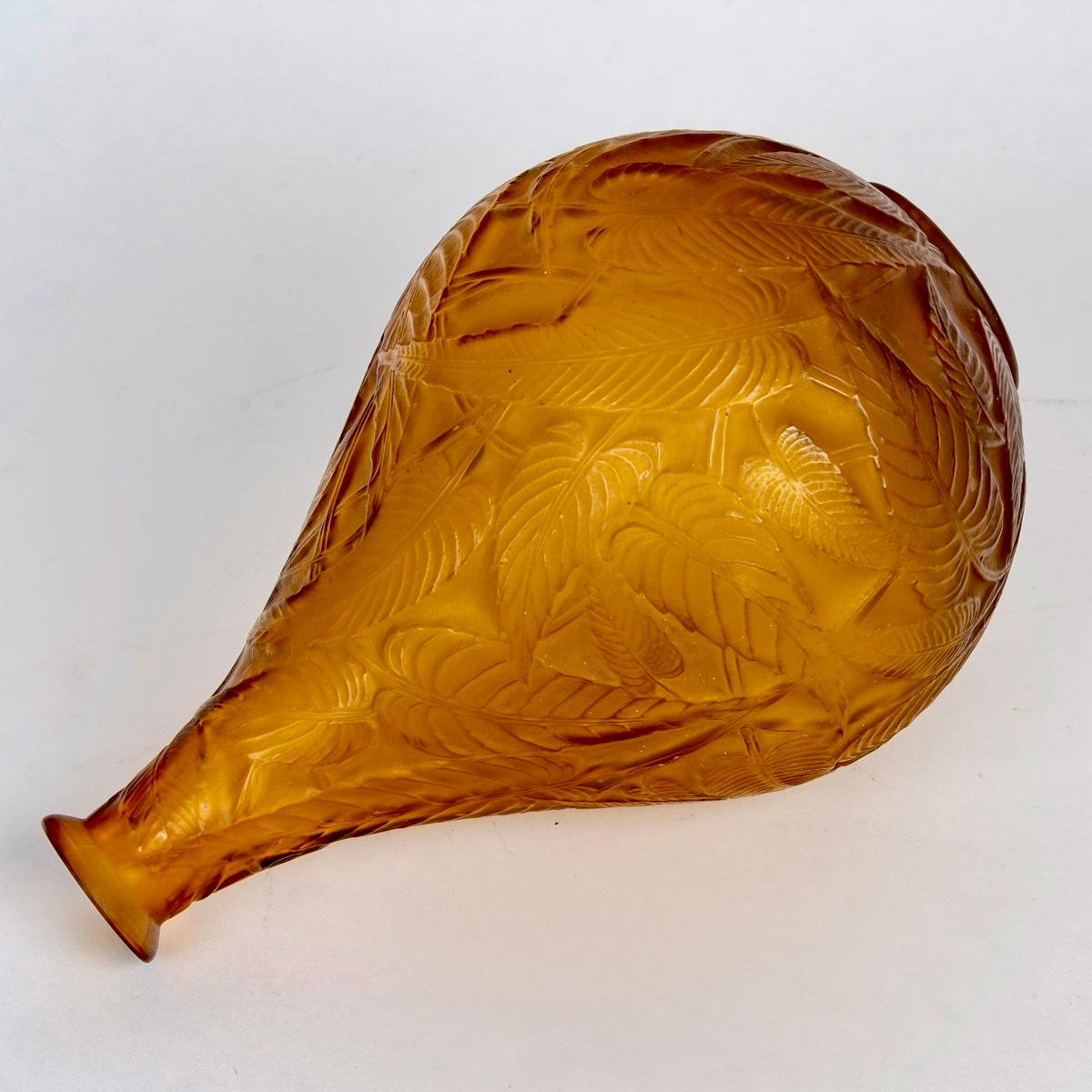 Français 1923 Vase René Lalique Verre jaune orangé ambre feuilles de sauge en vente