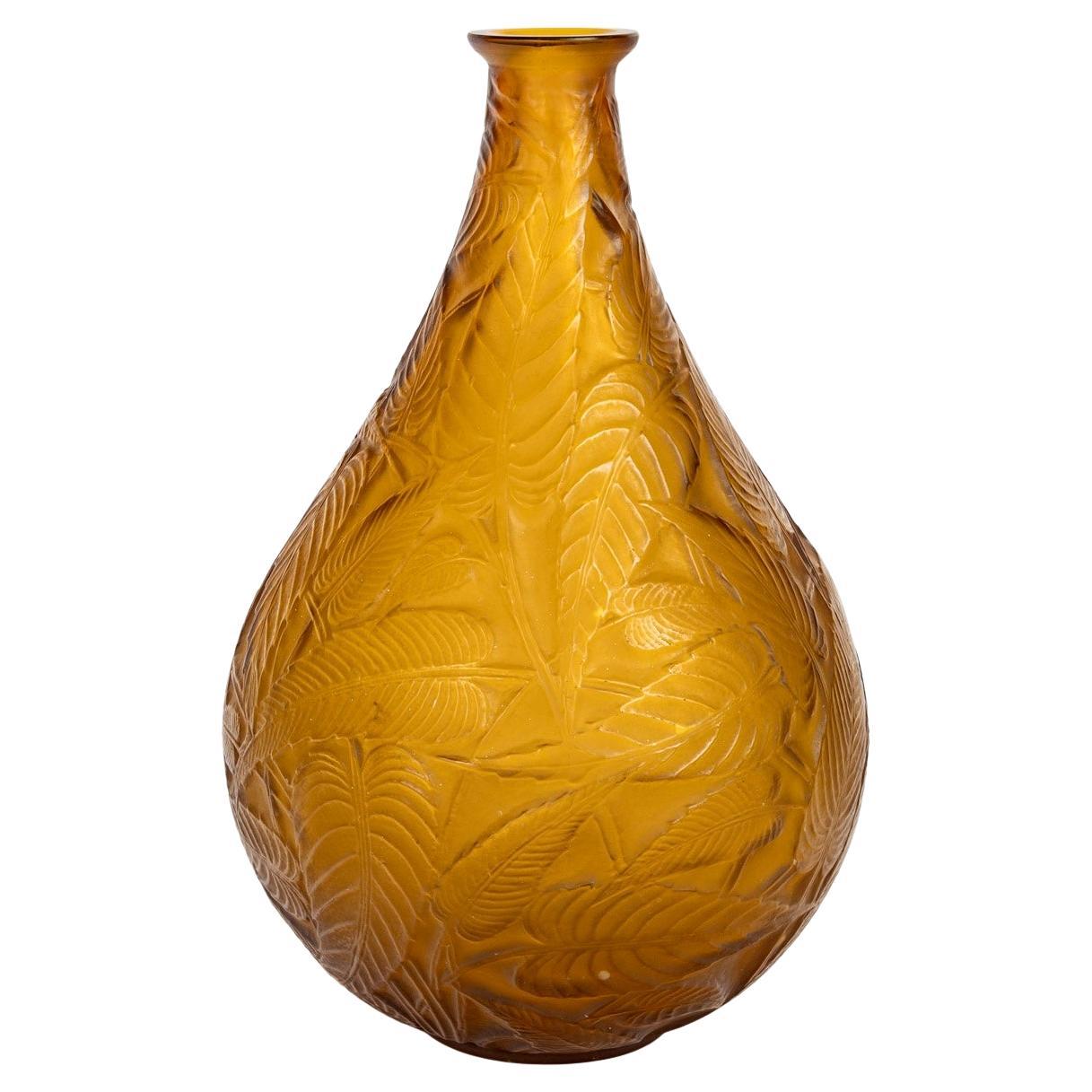 1923 Vase René Lalique Verre jaune orangé ambre feuilles de sauge en vente