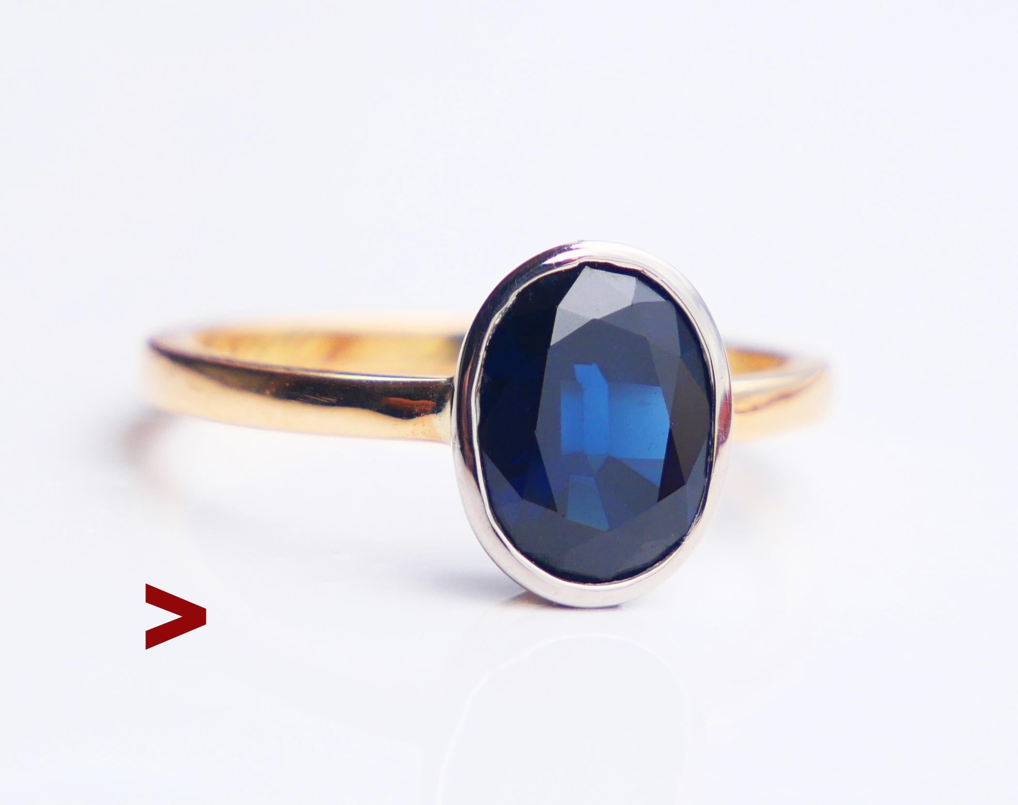 A Ring in solid 18K Yellow Gold with a crown in White Gold or Platinum holding natural Blue Sapphire of oval cut 10 mm x 8 mm x 3.33 mm / ca. 3.25 ct. Stone demonstrates color zoning typical for naturals. Medium Blue Color.

Swedish hallmarks, 18K ,