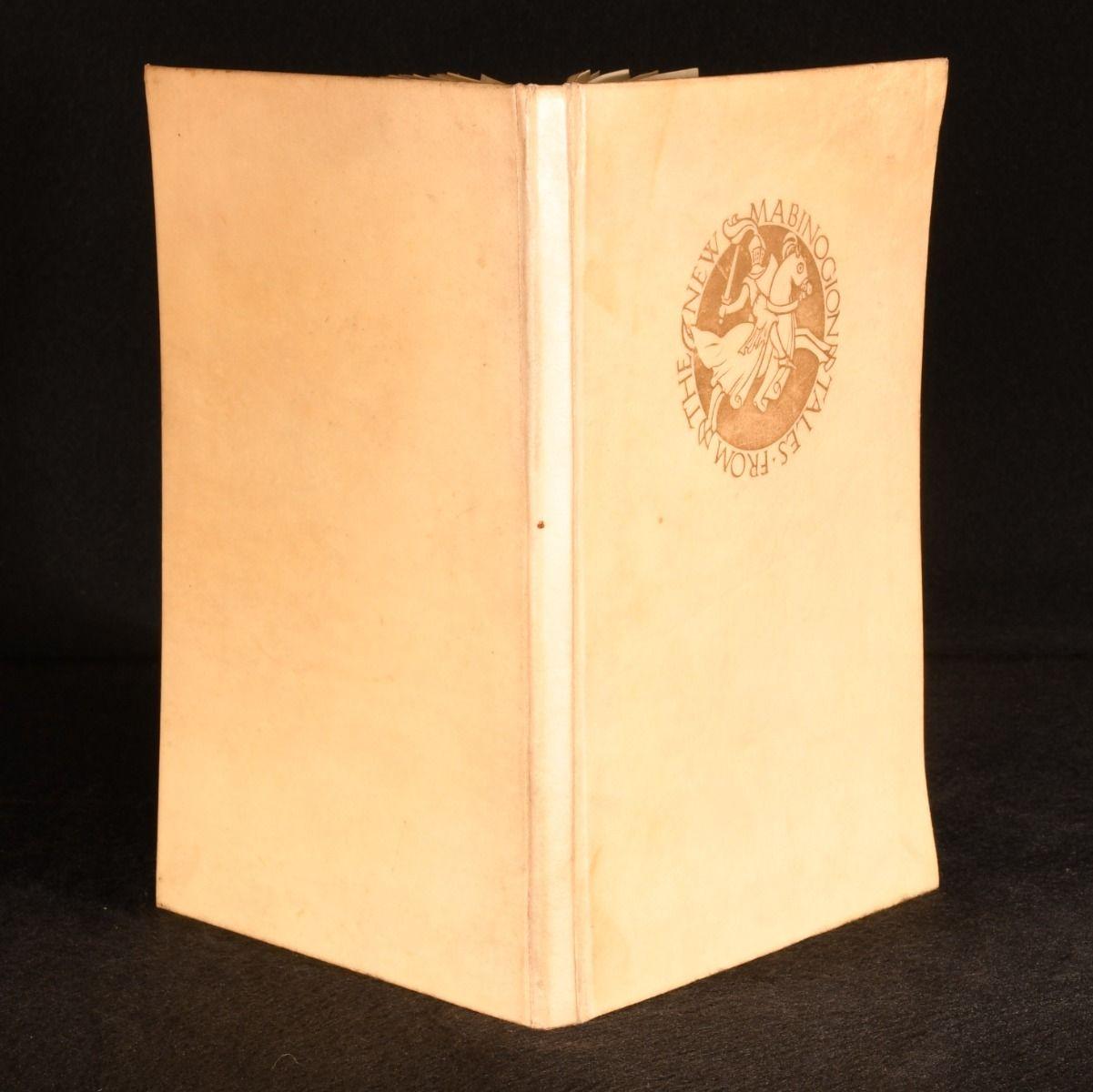 Un recueil de contes gallois en édition limitée, signé par l'auteur et l'illustrateur.

Une édition limitée très rare de 150 exemplaires, cet exemplaire étant le numéro 135. 

Signé au colophon par l'auteur et l'illustrateur. 

Dans la reliure en