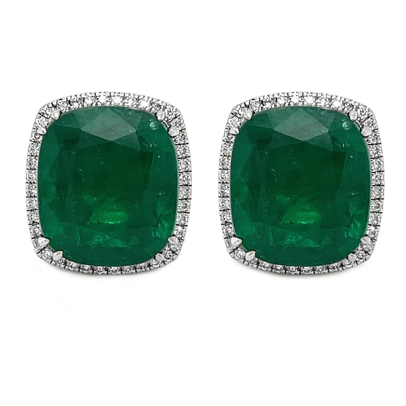 Erhöhen Sie Ihre Eleganz mit diesen außergewöhnlichen 19,23 Total Weight (T.W) Natural Mined Emerald Cushion Diamond Cluster Halo Convertible Earrings in luxuriösem 18KT White Gold. Diese Ohrringe sind ein wahrer Beweis für die Anziehungskraft von