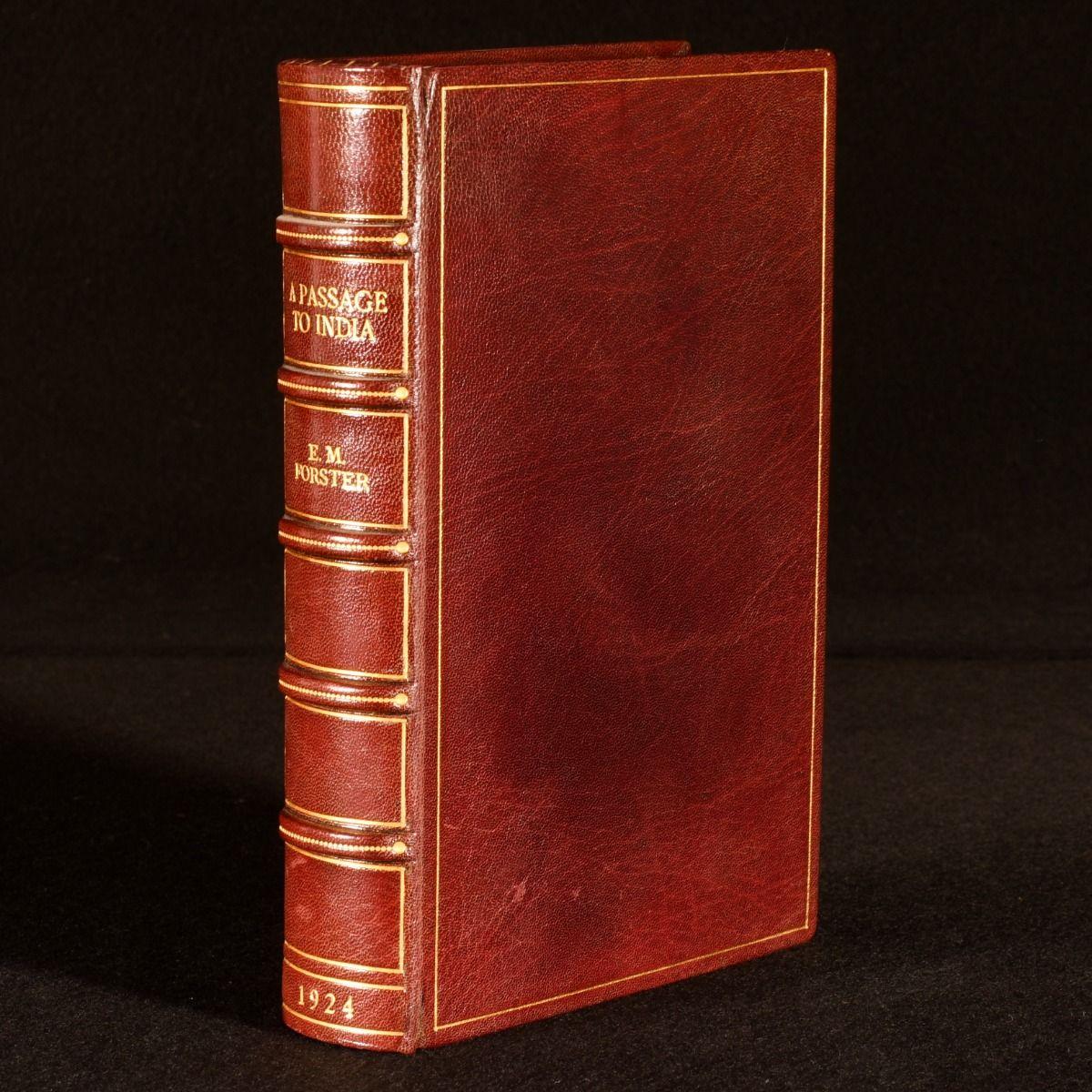 Un exemplaire finement relié en deuxième impression de l'un des romans les plus importants et les plus populaires du vingtième siècle par E. M. Forster.

Première édition, deuxième impression. 

Relié avec soin par Chelsea Bindery.

'A Passage to