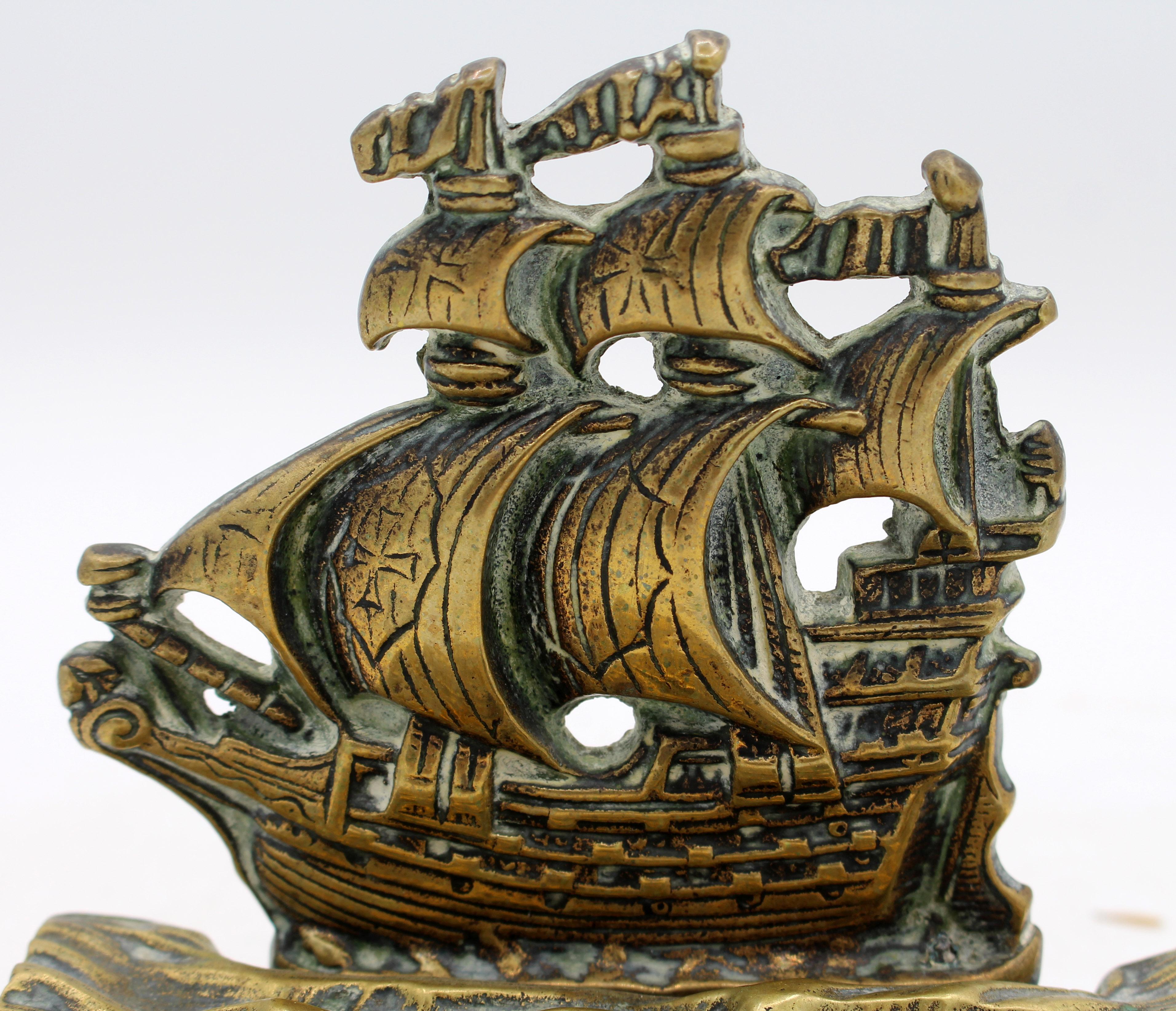 1924 English Brass Ship Inkstand siglo XX en venta