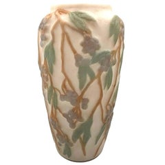 1924 Phoenix Glass Consolidada Base Florero De Vidrio Satinado Con Hojas De Uva Floral